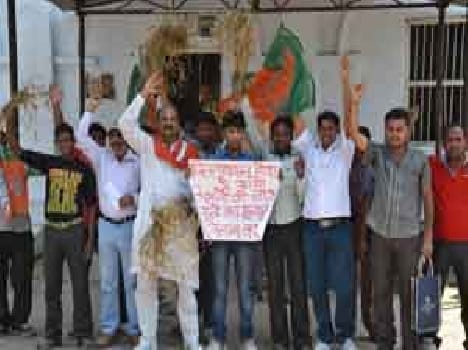 Sitting with Bajpaiyon on hunger strike